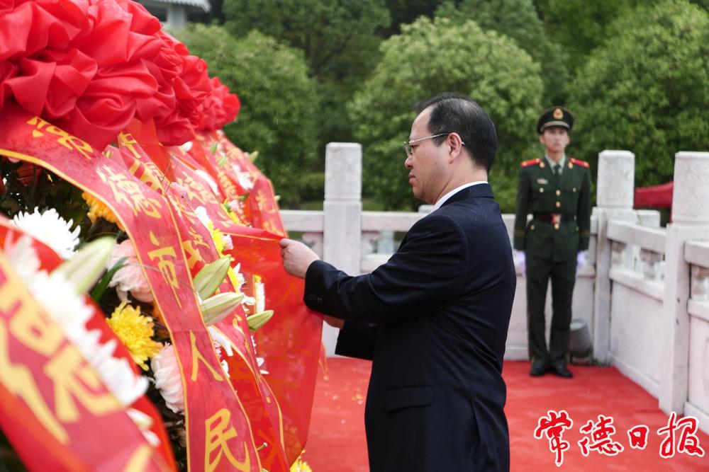 周振宇整理花篮缎带